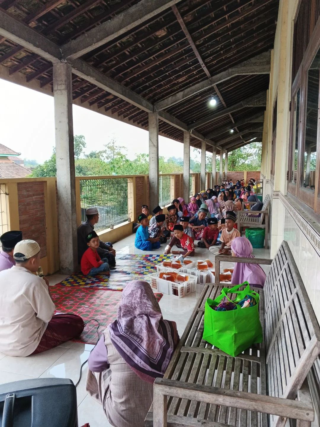 Kegiatan buka puasa bersama di MI Syumusul Huda