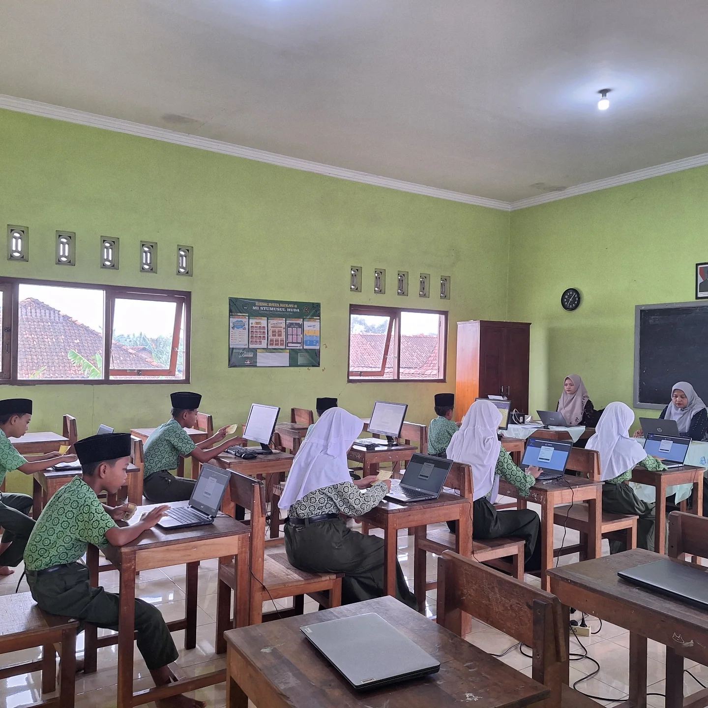 Siswa MI Syumusul Huda berlatih di laboratorium komputer