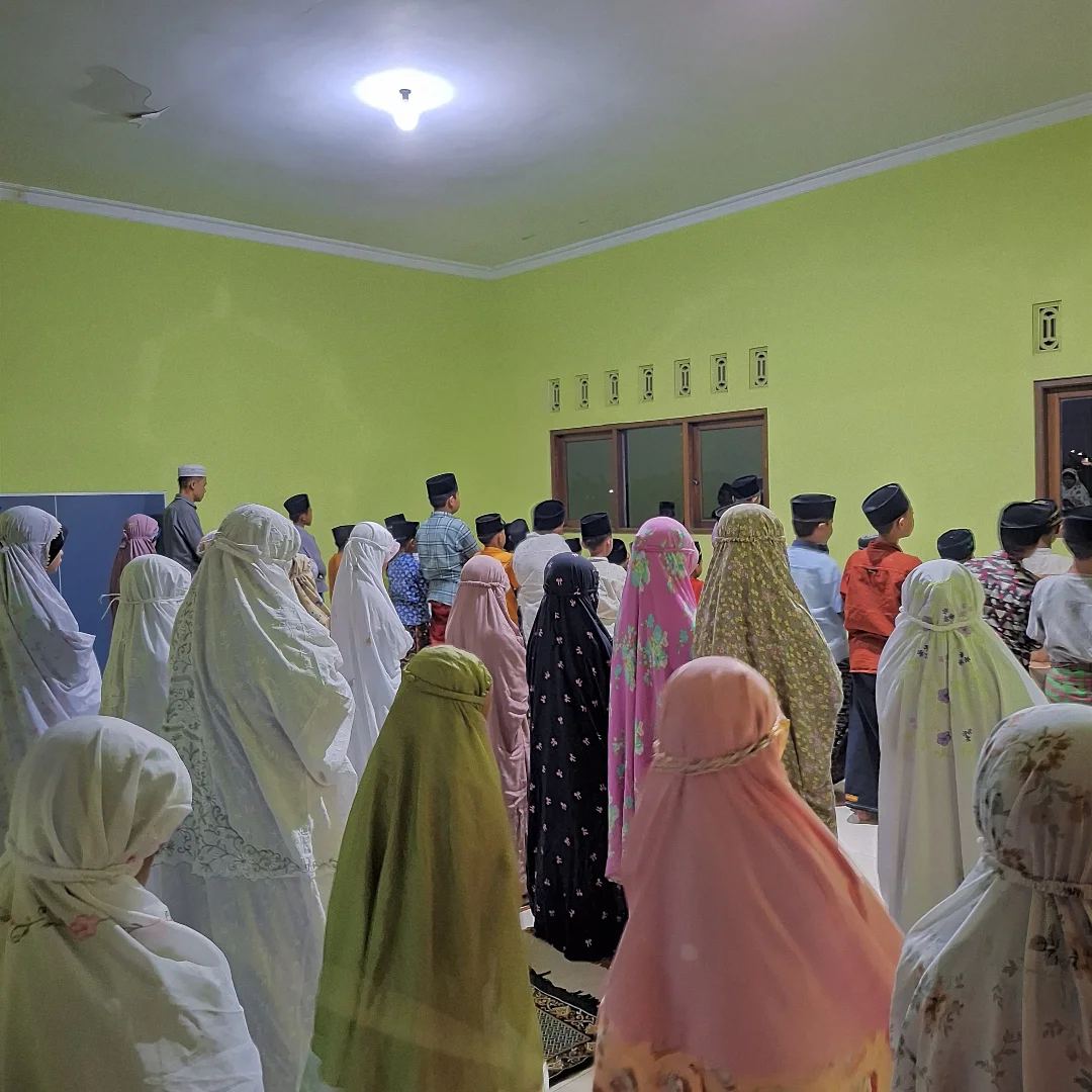 Siswa MI Syumusul Huda melaksanakan salat berjamaah